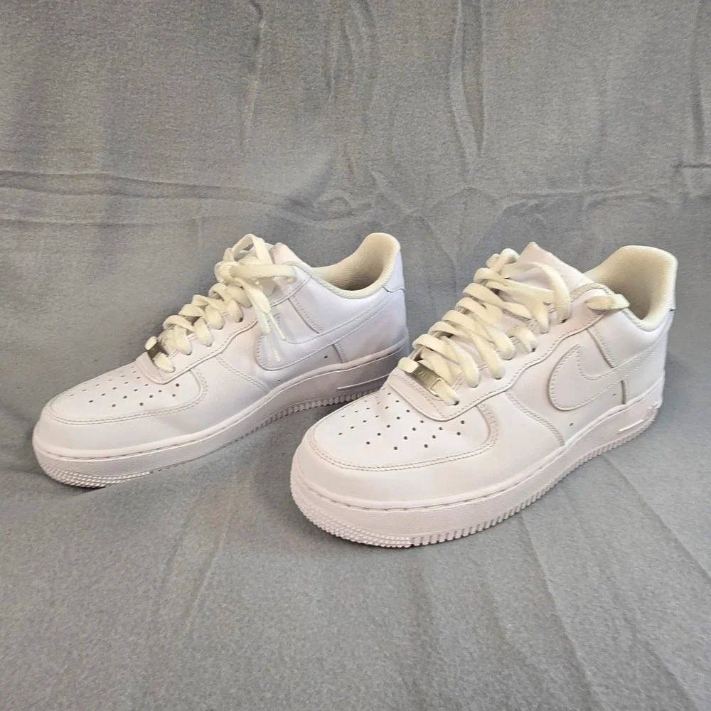 Nike Air Force 1 07 Low Triple White Mens Size‎ 9 CW2288-111 Sneakers